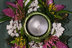 Икэбана с свечкой и сиреневыми веточками - Описание