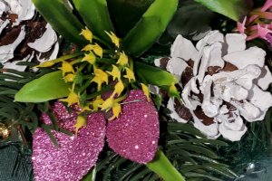 Икэбана с свечкой и сиреневыми веточками - Описание