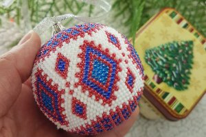 Работа НОВОГОДНИЙ ШАР ИЗ БИСЕРА "РОМБЫ" 2 УКРАШЕНИЕ НА ЕЛКУ