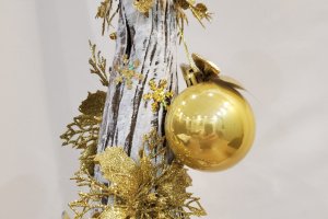 Большая новогодняя ёлка в золоте - Описание