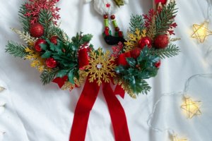 Новогодний венок на дверь. Снеговичок - Описание