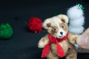 Міні-тедді із санчатами, зріст 5,5 см - Опис