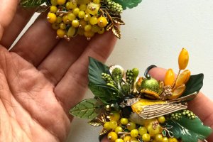 Работа Брошь птичка Синичка