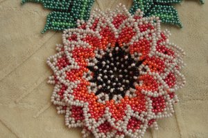 Колье в стиле училищных мотивов (красный цветок)