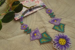 Колье в стиле училищных мотивов (светло фиолетовый цветок) - Описание