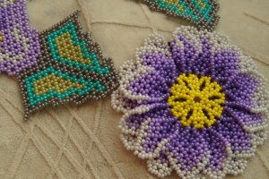 Колье в стиле училищных мотивов (светло фиолетовый цветок) - Описание