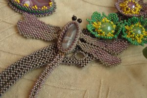 На лужайке - Описание