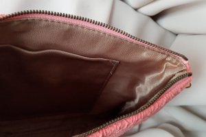 Клатч коралловый с декором - Описание