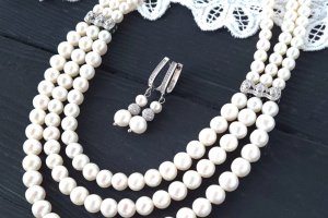 Праздничные бусы и серьги из натурального жемчуга