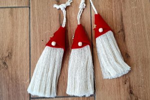 Новогодние украшения гномики в красных шапочках - Описание