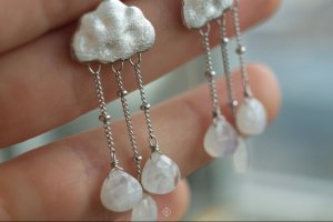 Работа Гипоаллергенные серьги гвоздики тучки с лунным камнем