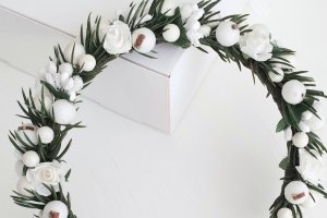 Робота Новорічний білий обруч з ялинкою