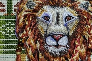 Робота Брошка лев з дредами