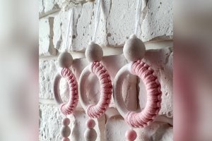 Бело-розовые новогодние колечки  - Описание