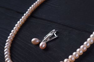Серебряные серьги с жемчугом и фианитами. - Описание