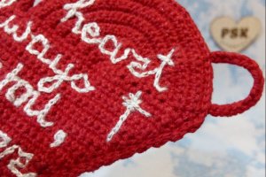 В'язана підставка під посуд гаряче. Серце з вишивкою 2 - Опис