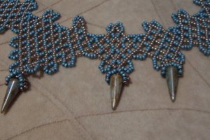 Колье из бисера и бусин-пирамидок - Описание