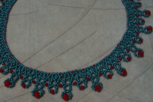 Ажурное колье из бисера - Описание