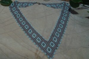 Колье из бисера и стеклянных бусинок-капелек