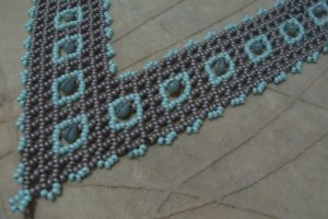 Кольє з бісеру та скляних намистинок-крапельок - Опис