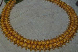 Солнечное колье из бисера и бусинок