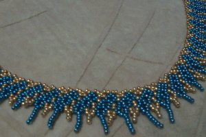 Ніжне кольє з металізованого бісеру - Опис