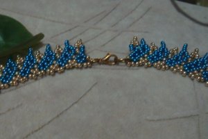 Ніжне кольє з металізованого бісеру - Опис