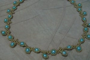 Ніжне кольє з бусинок та бісеру - Опис