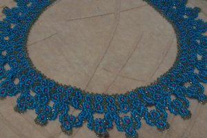 Ажурне кольє з бісеру з квітковим принтом - Опис