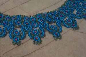 Ажурне кольє з бісеру з квітковим принтом - Опис