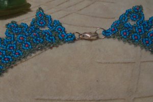 Ажурне кольє з бісеру з квітковим принтом - Опис