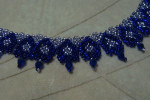 Сріблясто-синє кольє з бісеру - Опис