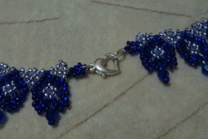Сріблясто-синє кольє з бісеру - Опис