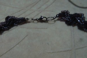 Бисерное колье из узлов макраме - Описание