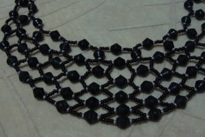 Работа Колье из черных матовых биконусов