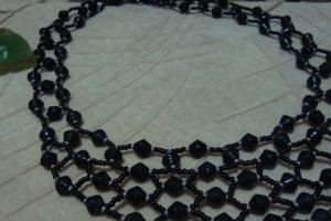 Колье из черных матовых биконусов - Описание
