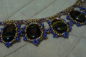 Колье из овальных бусин и бисера - Описание