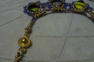 Колье из овальных бусин и бисера - Описание