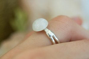 Работа Минималистичное серебряное кольцо с лунным камнем