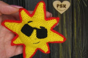 Солнце лицом смайлик. Вязаная вышитая брошка ручной работы 2
