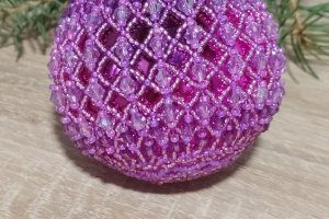 Новогодняя игрушка розово-фиолетовый шар - Описание