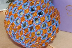 Новогодняя игрушка голубовато-золотой шар - Описание