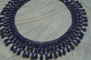 Ажурне кольє із бензинового бісеру - Опис