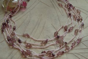 Бісерне кольє з намистинками, біконусами та ронделями - Опис