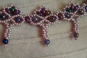 Ажурне кольє з бісеру та бусинок - Опис