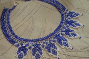 Ажурное колье из бисера в зимних оттенках - Описание