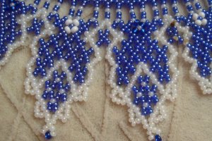 Ажурное колье из бисера в зимних оттенках - Описание