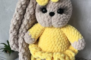 Плюшевая зайка в желтом платье - Описание
