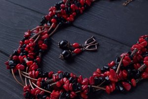 Комплект з натуральних коралів та агату буси і сережки - Опис