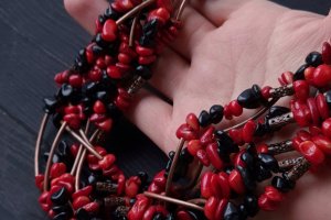 Комплект з натуральних коралів та агату буси і сережки - Опис
